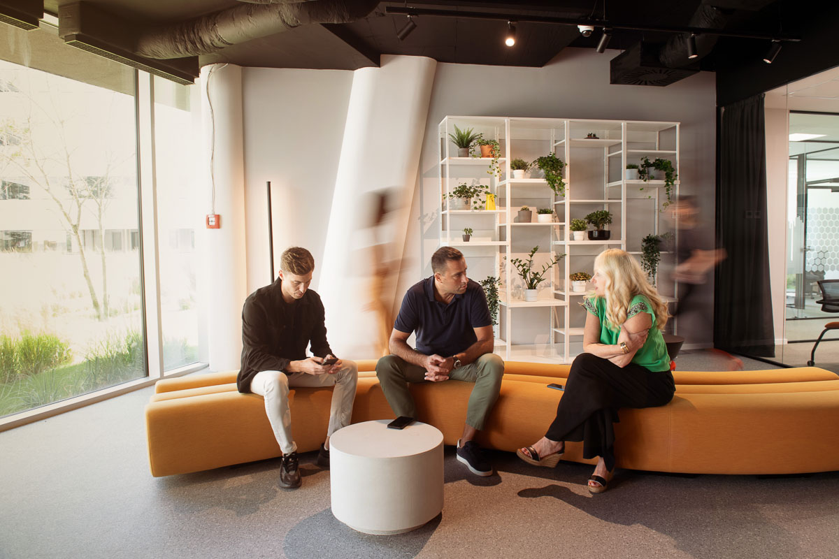 Timsko korporativno fotografisanje - boardroom stil poslovnih portreta