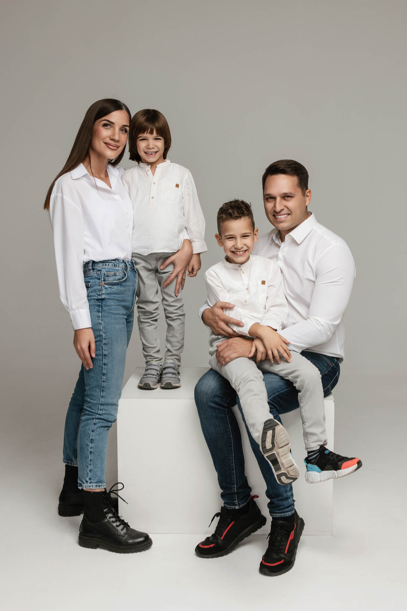 porodični portret u prirodnom svetlu u Studio Loft
